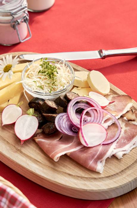 Brettljause, traditionelles Vesper auf einem Holzbrett