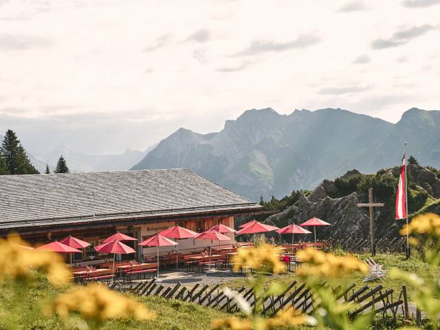 Alpenpanorama mit Berghütte "Kriegeralpe" am Arlberg