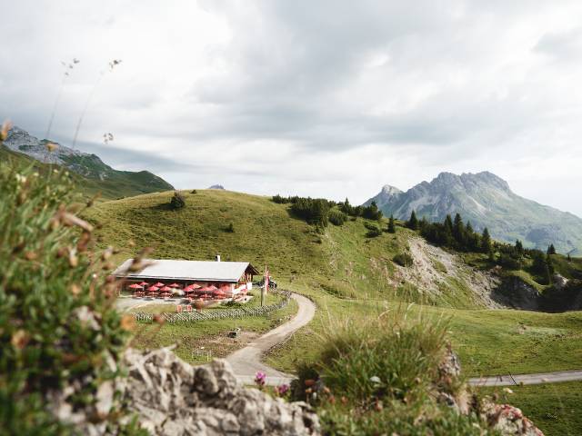 Alpenpanorama mit rustikaler Berghütte "Kriegeralpe" am Arlberg